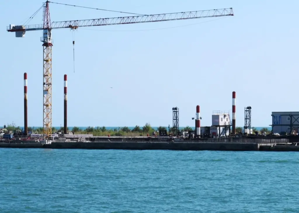 To protect the lock entrance located at the south side of the main inlet a 1000 metre long stone breakwater has been constructed