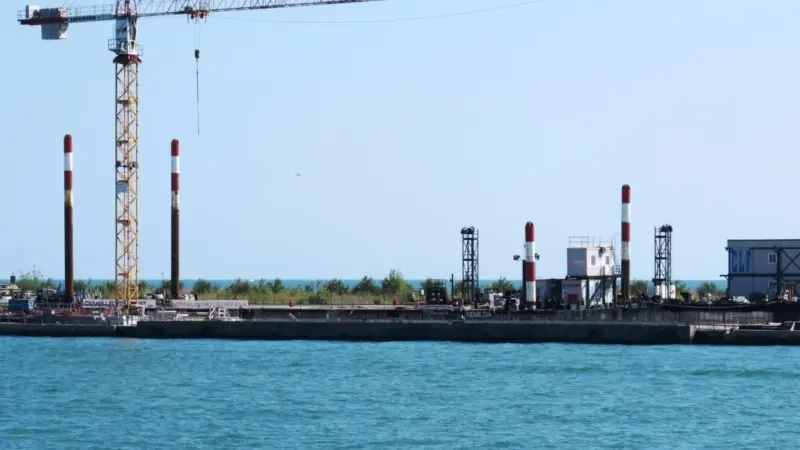 To protect the lock entrance located at the south side of the main inlet a 1000 metre long stone breakwater has been constructed