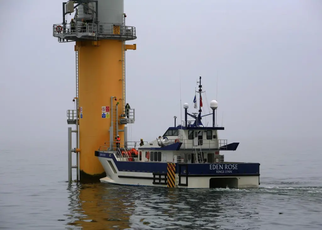 The vessel must remain in contact with the tower when manoeuvring