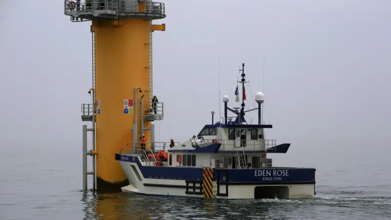 The vessel must remain in contact with the tower when manoeuvring