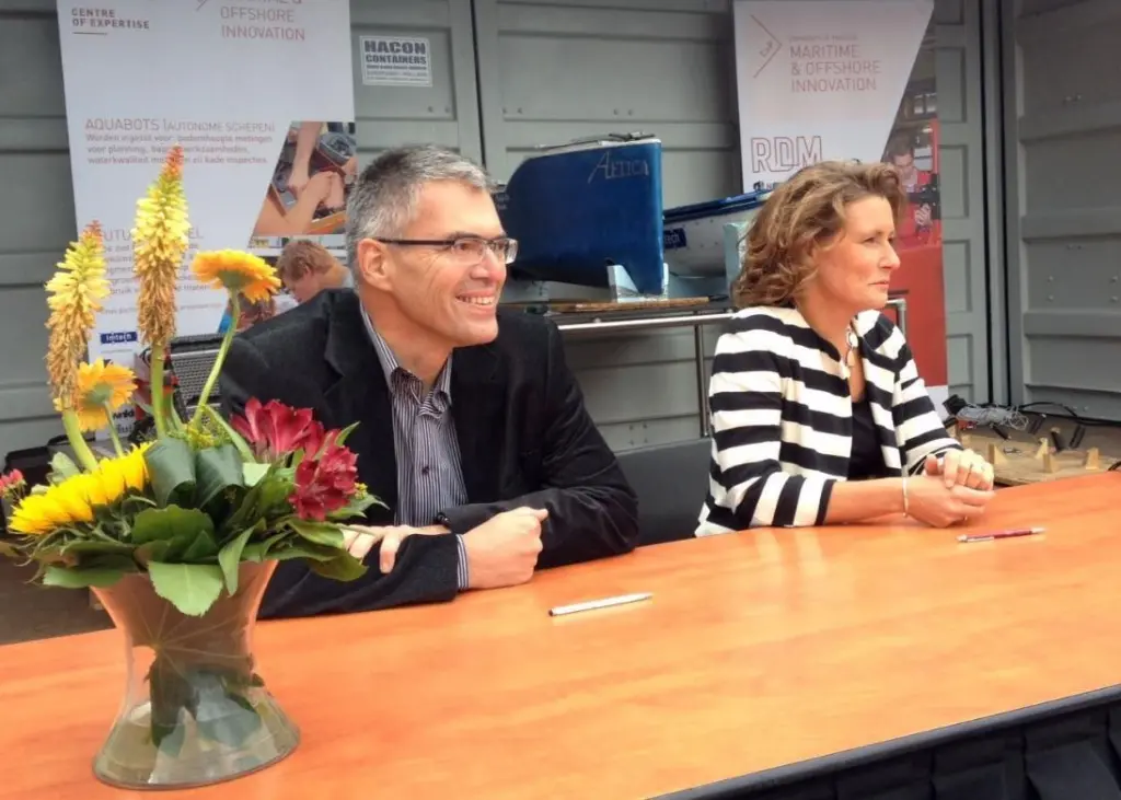 From left to right Mark Linde (Global Director Design Technology & Engineering) on behalf of Imtech Marine and Angelien Sanderman (Member of the Board) on behalf of Rotterdam University of Applied Sciences.