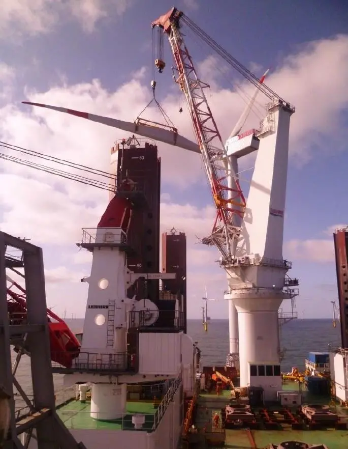 ‘MPI Adventure’ installing the final blade (Photo: Flying Focus)