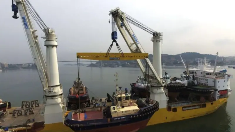 Loading the vessels in Ha Long Bay (Photo: Damen)
