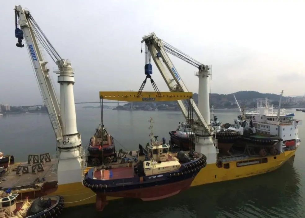 Loading the vessels in Ha Long Bay (Photo: Damen)