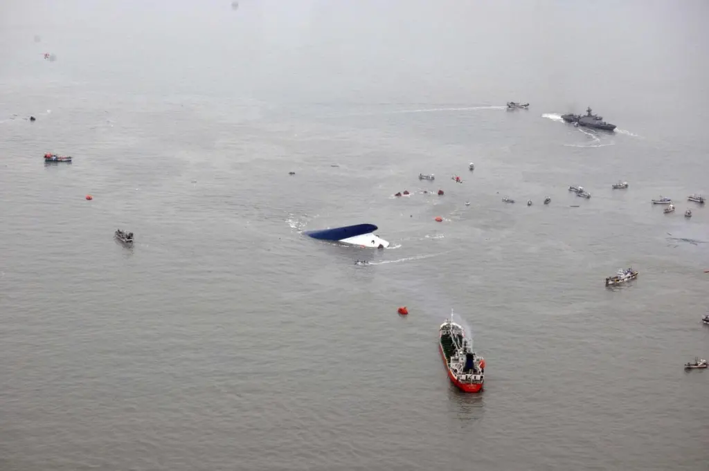 The rescue operation for the ferry 'Sewol' (Reuters-South Korean Navy)