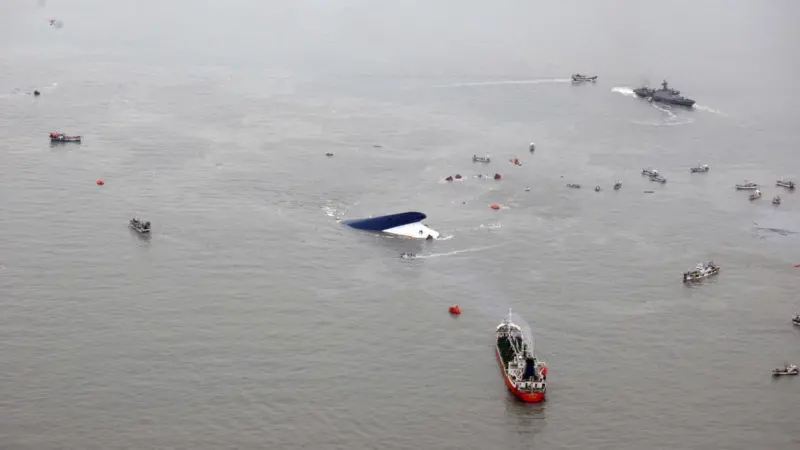 The rescue operation for the ferry 'Sewol' (Reuters-South Korean Navy)
