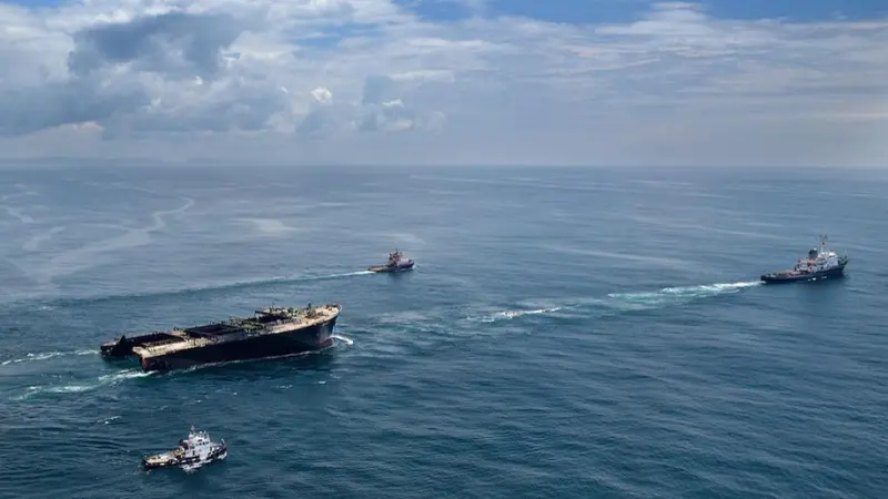 The bow section of the 'Smart' is towed away for scuttling (SAMSA)
