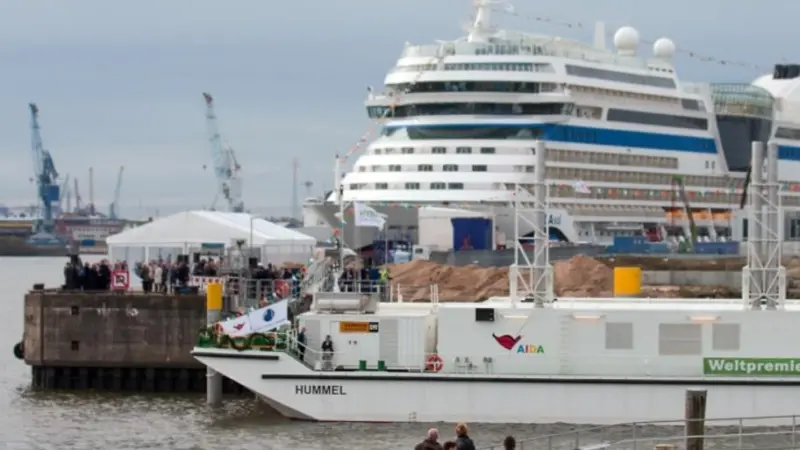 The 'Hummel' supplied power to the cruise ship 'Aida Sol' in Hamburg