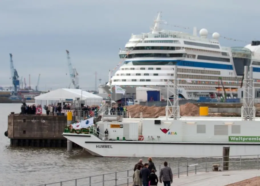 The 'Hummel' supplied power to the cruise ship 'Aida Sol' in Hamburg