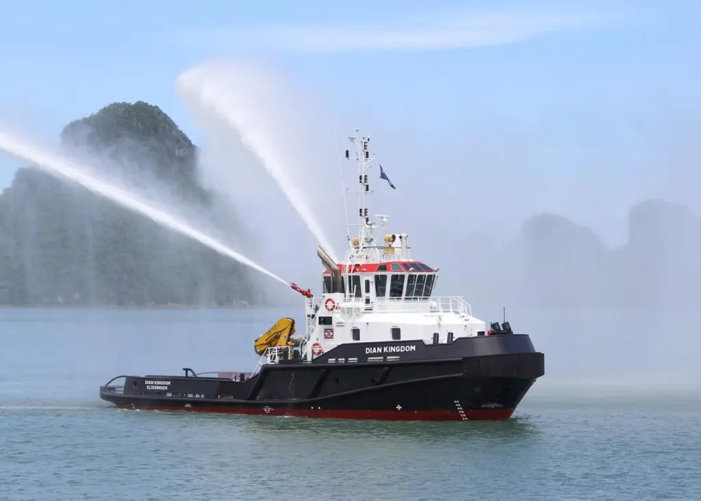 Dian Kingdom shows off its firefighting abilities (Seacontractors)