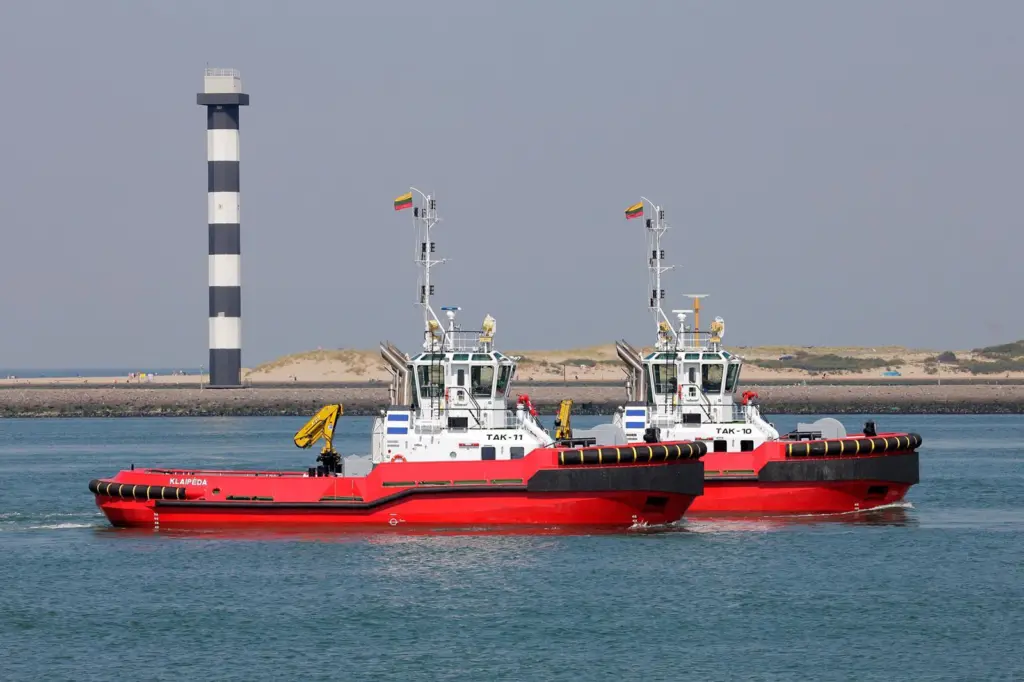 'Tak-10' and 'Tak-11' pose for the camera off Hoek van Holland (Damen)