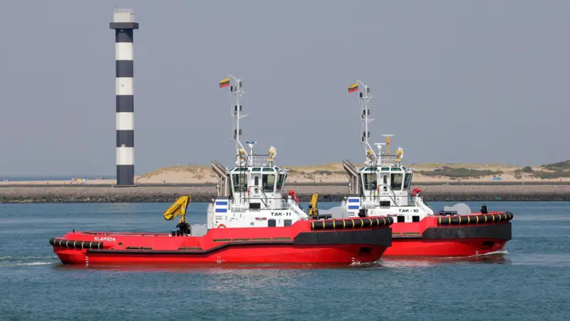'Tak-10' and 'Tak-11' pose for the camera off Hoek van Holland (Damen)