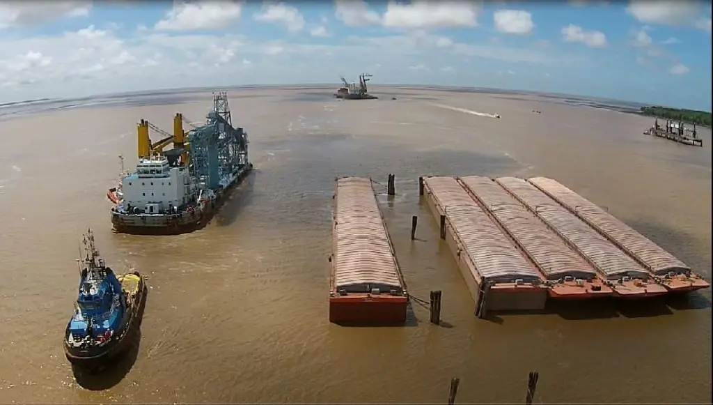 The tug 'Christopher' arrives at New Amsterdam with its tow (Redwise)