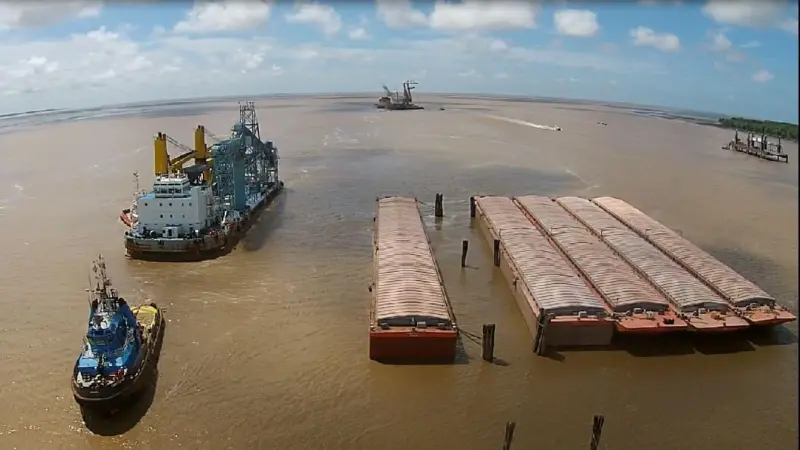 The tug 'Christopher' arrives at New Amsterdam with its tow (Redwise)