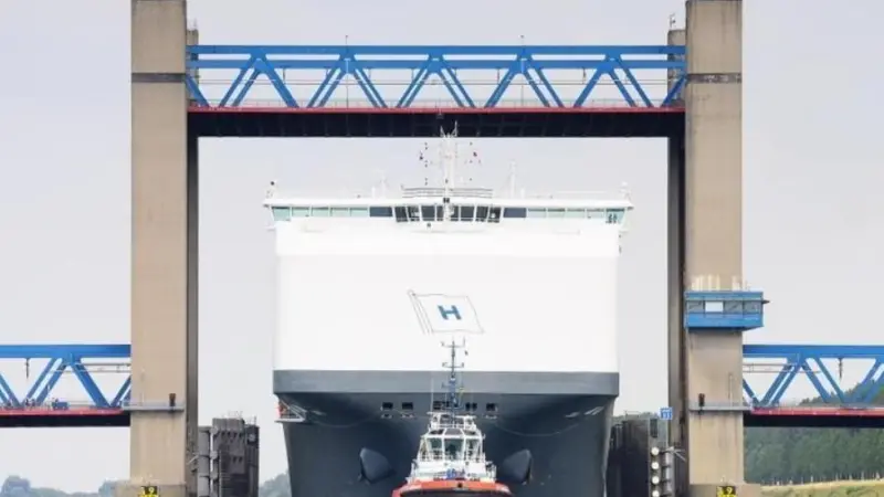 Breath in! Kotug's hybrid Rotortugs guide 'Hoegh Target' through Caland