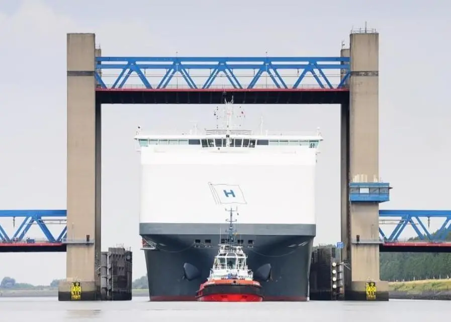 Breath in! Kotug's hybrid Rotortugs guide 'Hoegh Target' through Caland