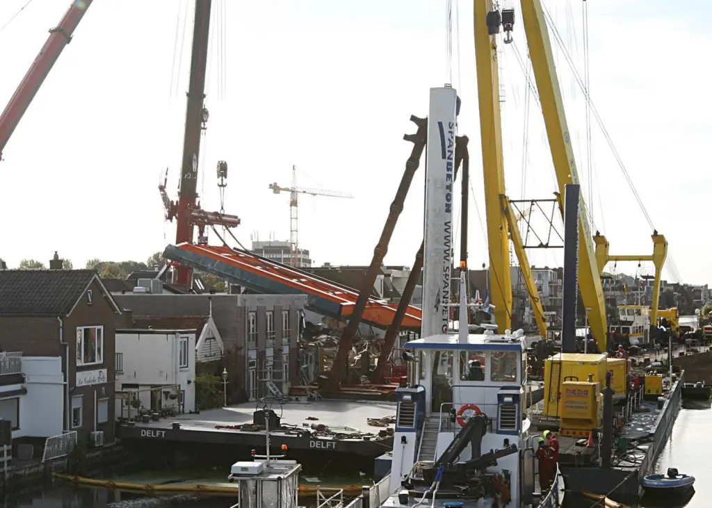 A photo showing the true scale of the bridge section which fell with both cranes crushing six buildings in Alphen aan der Rijn. Photo: AadR Council