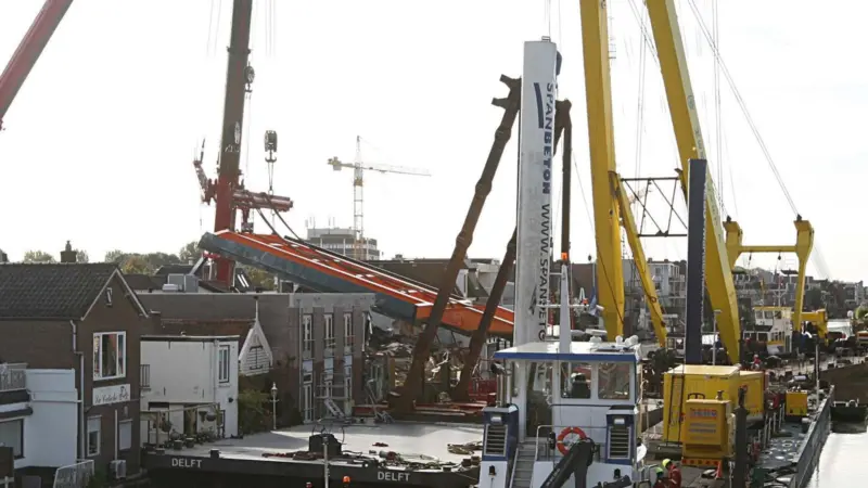 A photo showing the true scale of the bridge section which fell with both cranes crushing six buildings in Alphen aan der Rijn. Photo: AadR Council