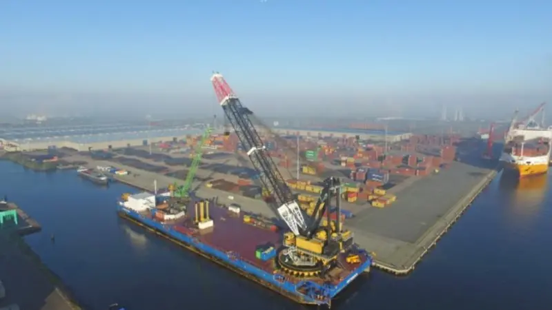 There is 800m of quayside available at Dutch Offshore Base
