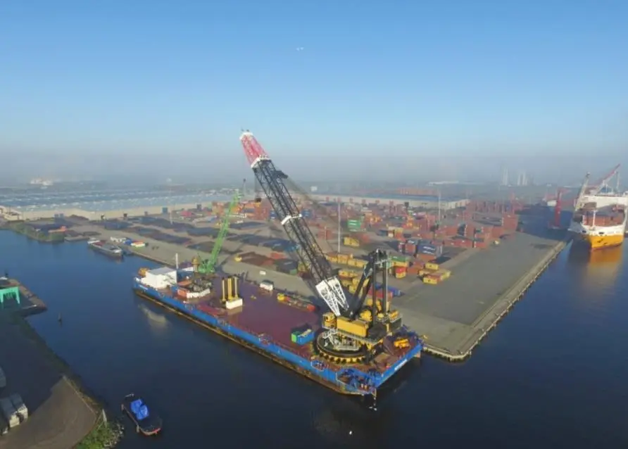 There is 800m of quayside available at Dutch Offshore Base