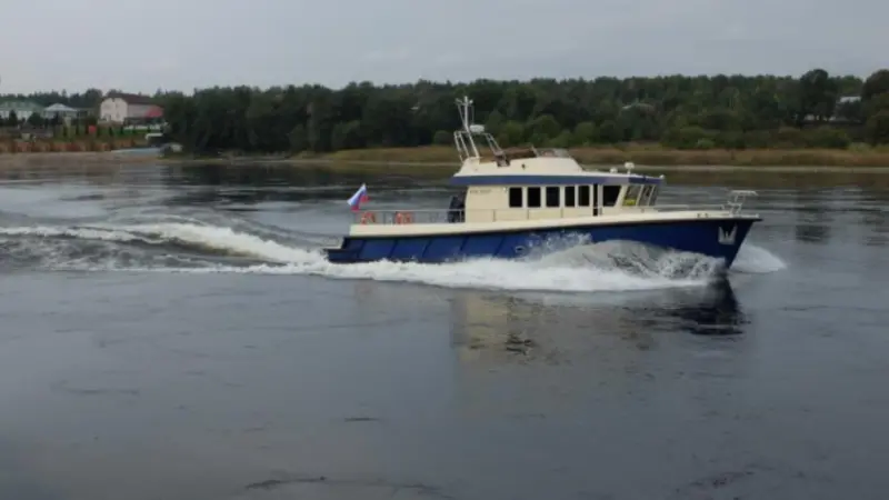 a maximum speed of 19 knots and at this speed the maximum range is 220 miles