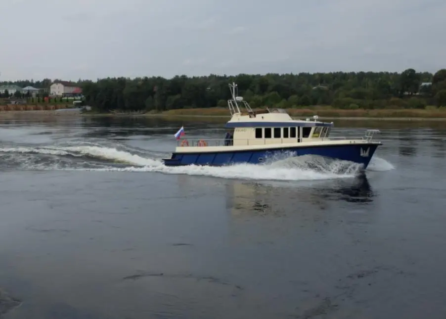 a maximum speed of 19 knots and at this speed the maximum range is 220 miles