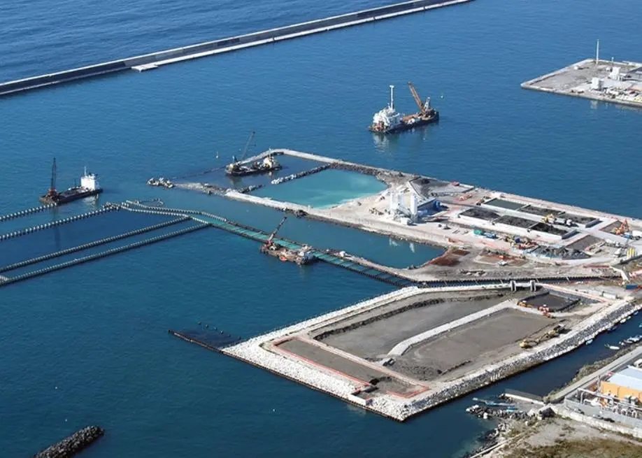 Trevi Construction at work in the Bay of Naples