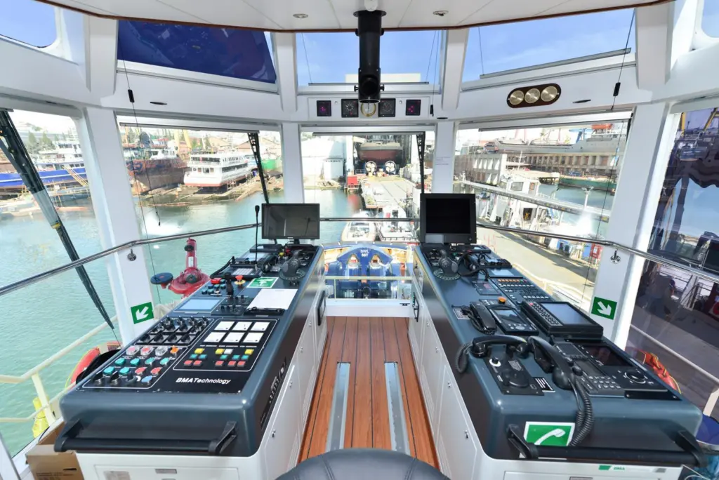 The wheelhouse is configured for towing over the bow (Sanmar)