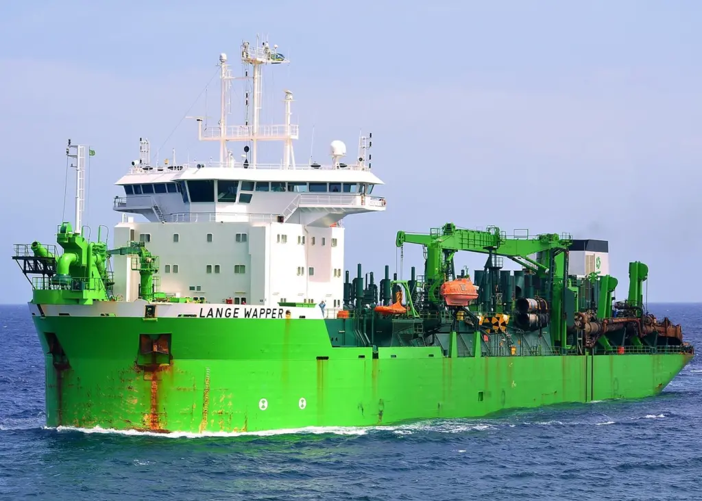 Lange Wapper is working at the Pacific entrance to the Panama Canal