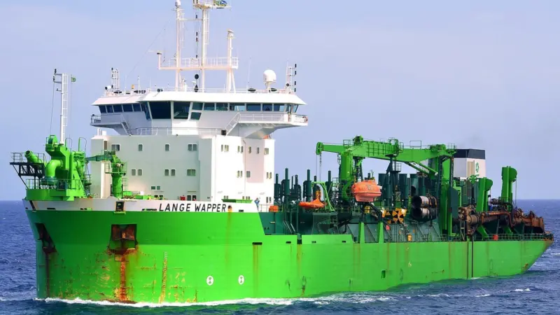Lange Wapper is working at the Pacific entrance to the Panama Canal