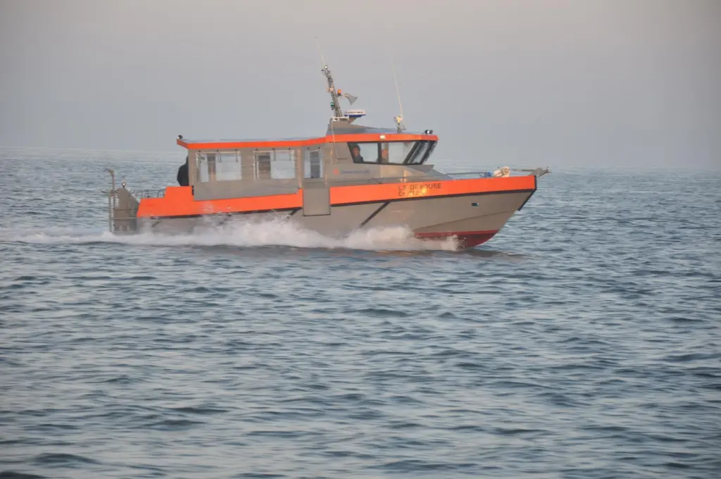This pair of 11.4m long, 3.93m beam boats has been designed with to get ten hefty firemen – and their breathing apparatus - to Dunkirk’s new LNG terminal in under 15 minutes