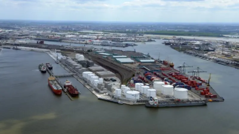 During the past 12 months a total of 14,417 seagoing ships called at the port of Antwerp