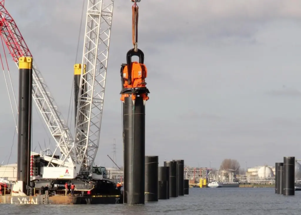 CAPE Holland’s Vibro Lifting Tool stabbed 13 piles at the Kanaaldok Antwerpen