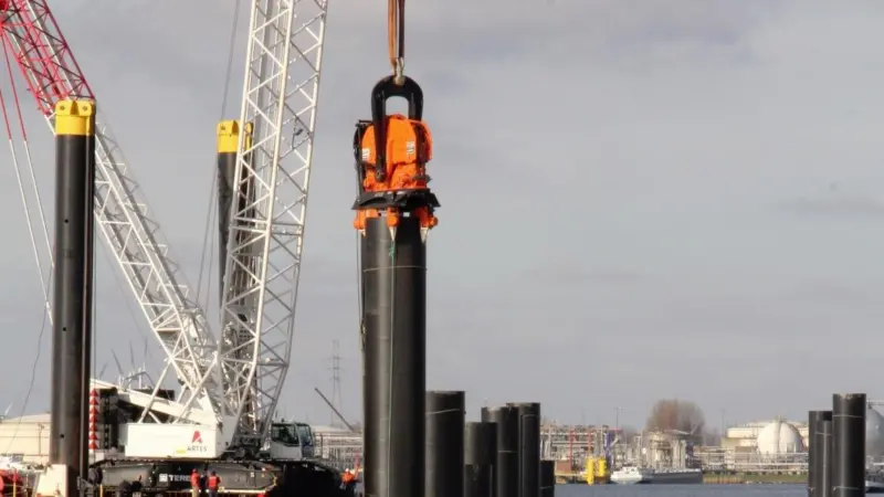 CAPE Holland’s Vibro Lifting Tool stabbed 13 piles at the Kanaaldok Antwerpen