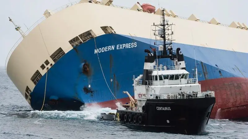 'Centaurus' attempting to establish a towing connection (Marine Nationale)