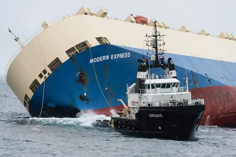 'Centaurus' attempting to establish a towing connection (Marine Nationale)