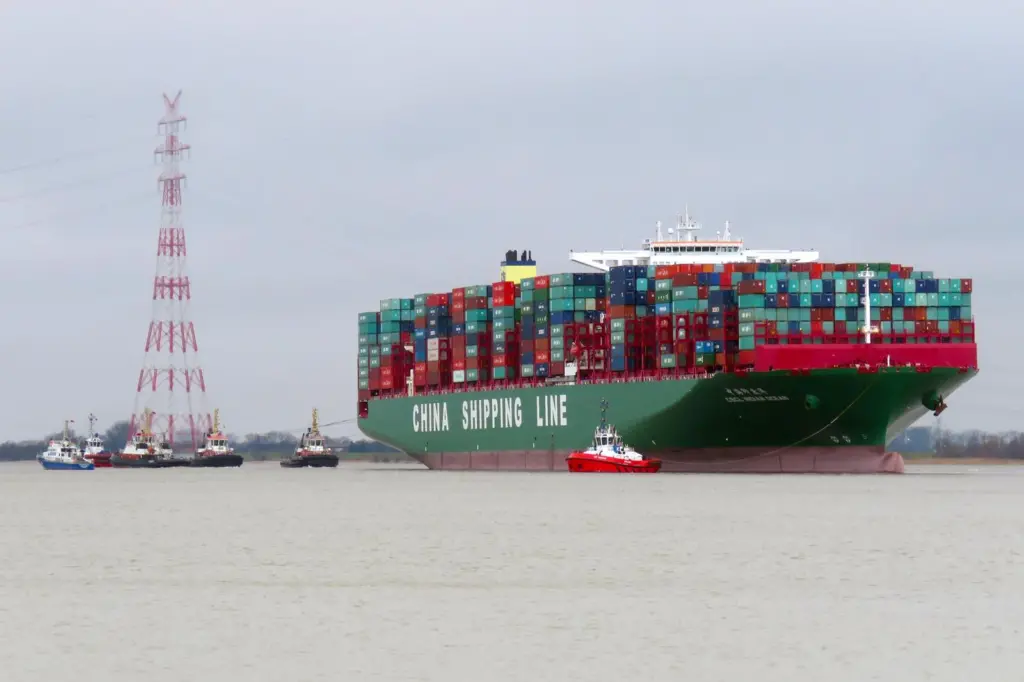 Tugs in attendance at the stranded 'CSCL Indian Ocean' (HHM-Hasenpusch)