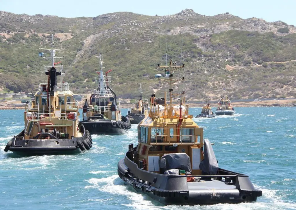 South Africa's naval tugs turn out to welcome the 'Inyathi' (Damen)