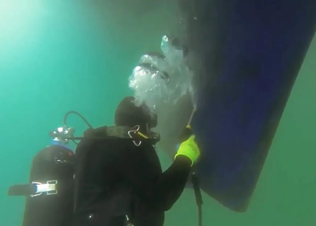 Underwater cavitation cleaning technology developed by divers for divers