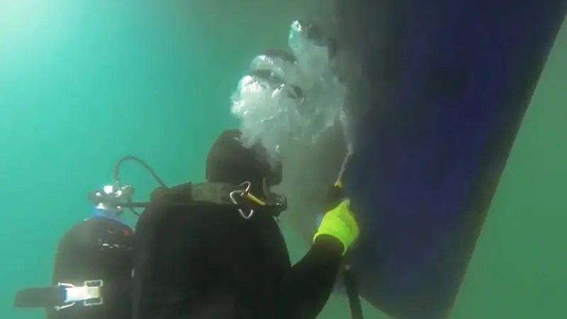 Underwater cavitation cleaning technology developed by divers for divers