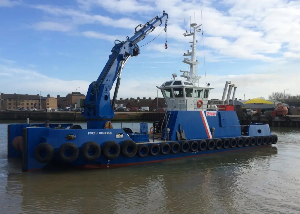 The 'Forth Drummer' has a crane capacity of 200T/M and a 24T bollard pull