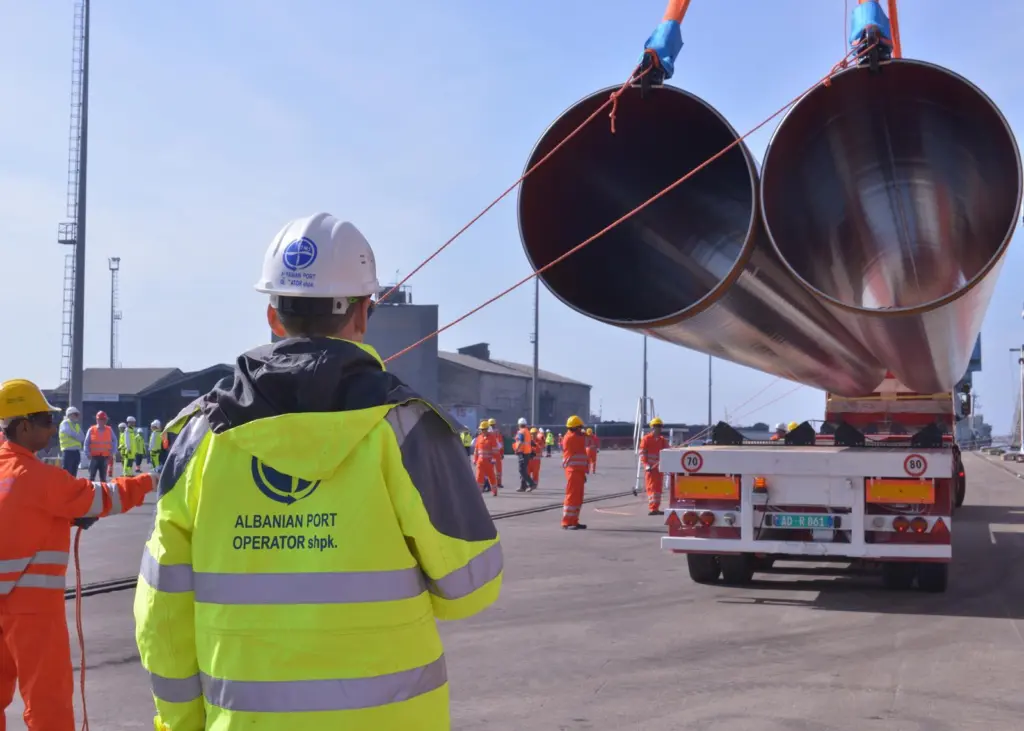 The first pipes were loaded in Brake on 21 March