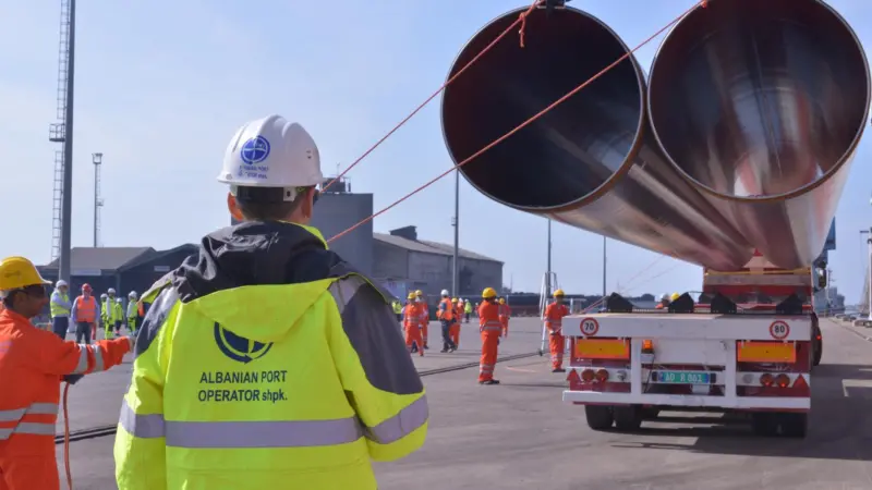 The first pipes were loaded in Brake on 21 March