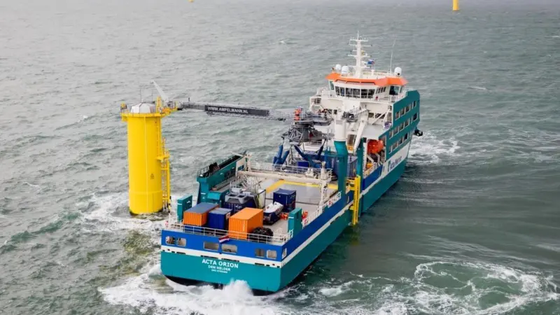 'Acta Orion' showing an offshore access system in use