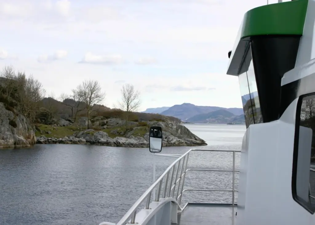 Plenty of tight spots to navigate on the 'Helgøy Glimt's' regular routes