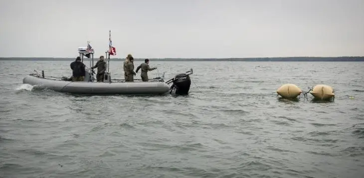 Deploying enclosed flotation bags in order to tow a World War II-era German Bottom-Mine (LMB) as part of mine countermeasure operations in the Baltic Sea (Photo: US Navy)