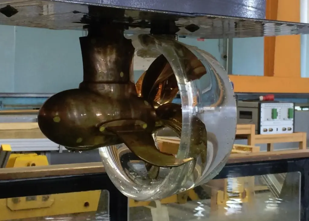 Model test of the new nozzle Schottel VarioDuct SDV45 in the towing tank