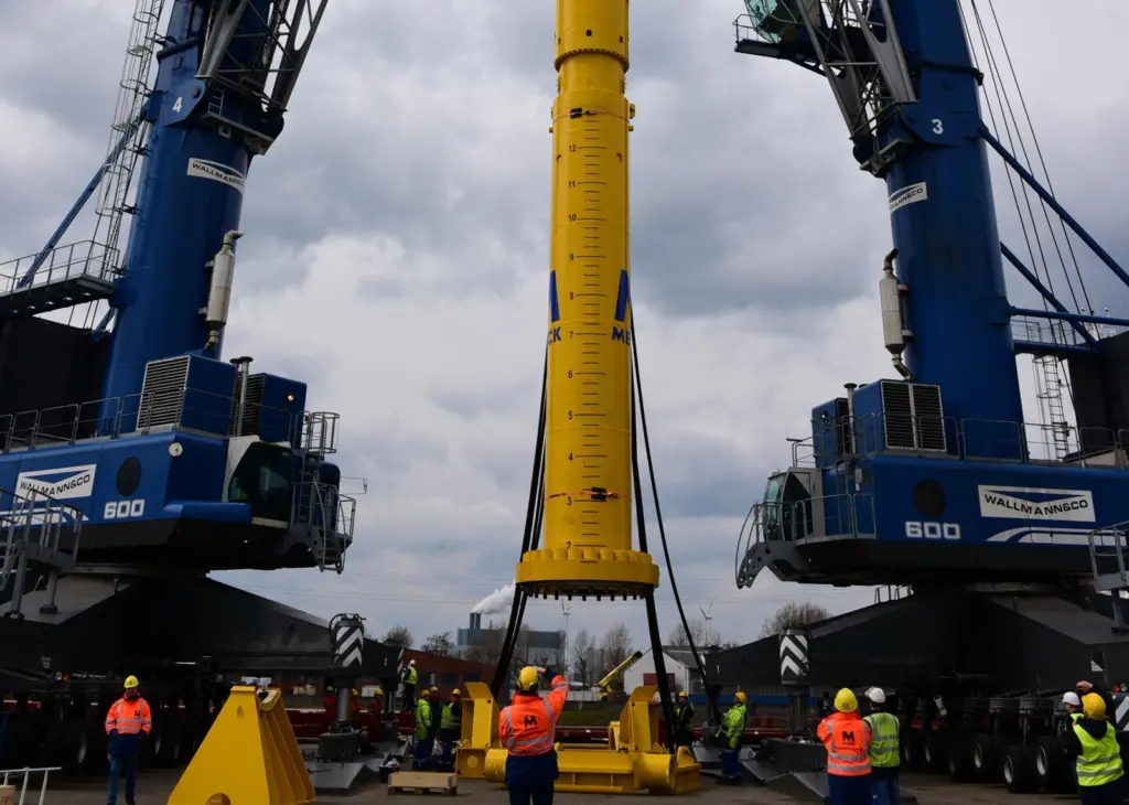 The MENCK MHU 3500S pile driving hammer being loaded at the Port of Hamburg