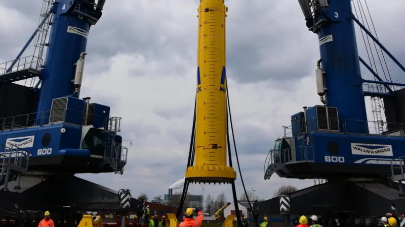 The MENCK MHU 3500S pile driving hammer being loaded at the Port of Hamburg
