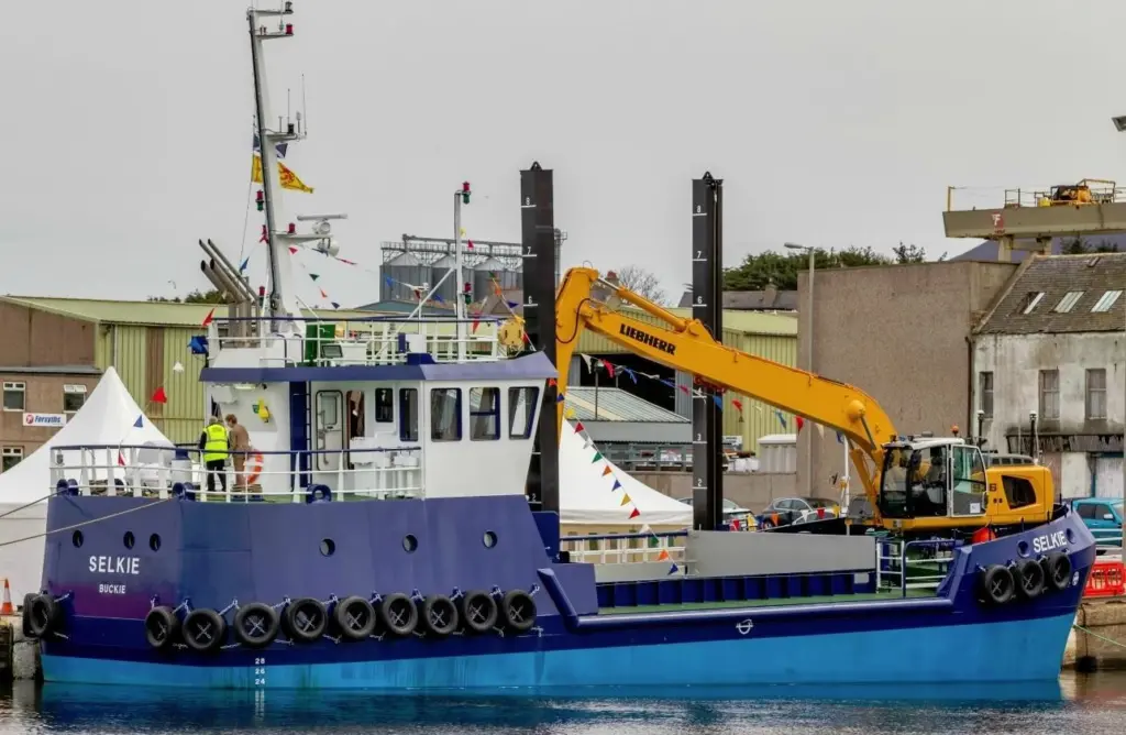 The MV Selkie complete with Liebherr 936